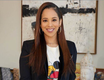 woman (Michelle Williams) smiling