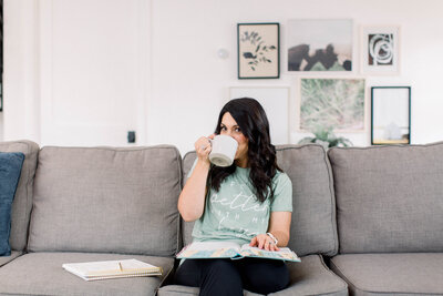 smiling-dark-haired-woman-sitting-in-front-of-podcast-microphone-successful-podcast-host-teaching-you-how-to-start-a-podcast