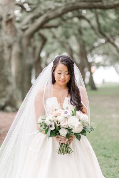 bride with a beautiful white bouquet