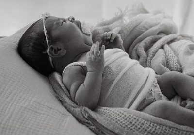 Geeuwende newborn baby tijdens newbornshoot in Antwerpen