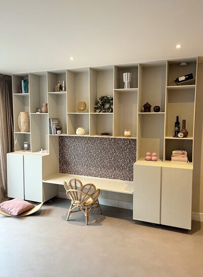 Beige wandkast met vakken voor woonaccessoires  en bureau