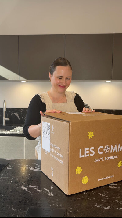 Manon qui reçoit les produits d'une collaboration avec une marque