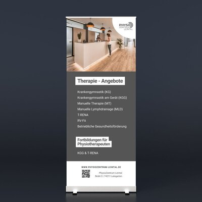 Roll up Banner mit Angeboten einer Physiotherapie-Praxis in den Farben grau und weiß mit Foto von der Rezeption steht vor grauem Hintergrund