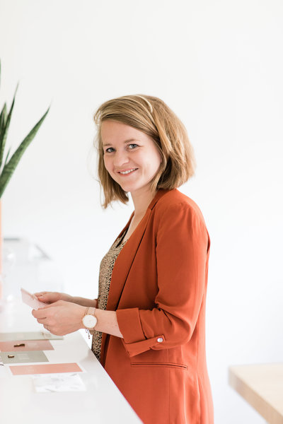 Marianne van Leesign in kantoor
