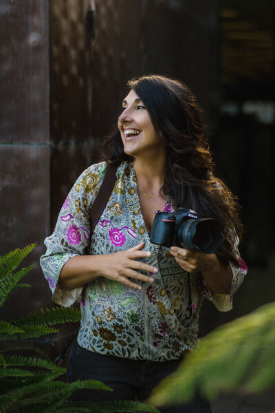 Jennifer Michelson, San Francisco Wedding Photographer, holding a camera at a photoshoot