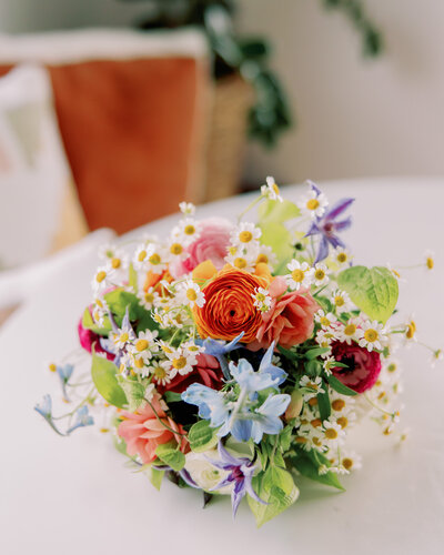 A small bouquet of flowers on a table 