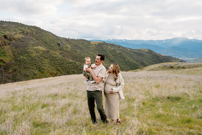 Expecting Young Family | Photography by Jocelyn