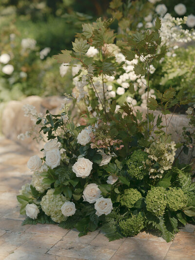 white and green ceremony mounds  at Rava Wines by Precious and Blooming in Paso Robles 