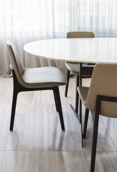 Amanda Wyeth Design| Poliform Ventura Chair| Flexform Fly Table Calcatta Ora White Marble Dining
