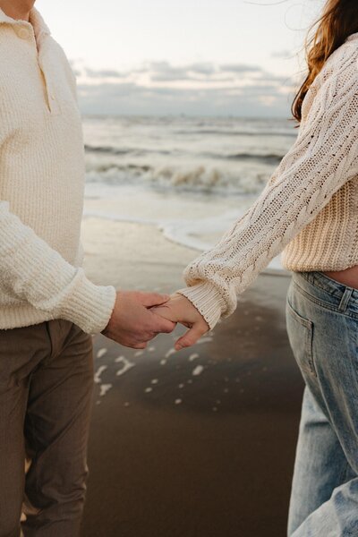 Artistieke trouwfoto van bruidsboeket door trouwfotograaf Linda Photography