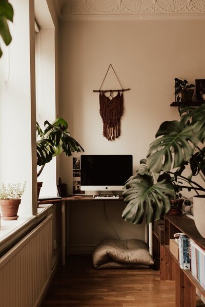 brunt skrivbord på kontor i sekelskifteslägenhet i halmstad