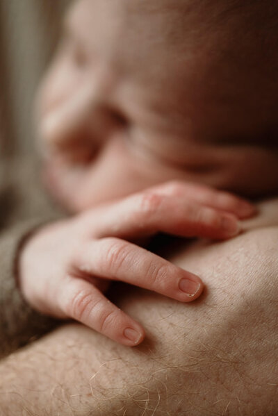 Closeup newborn handje tijdens newbornshoot