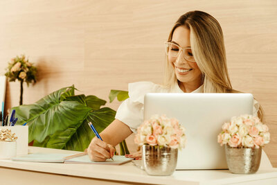 Woman in a desk with her laptop