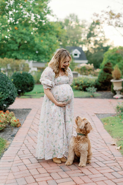 maternity photo of husband and wife