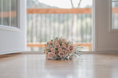 Beautiful natural rose bouquet for a luxurious wedding in Lanaudière