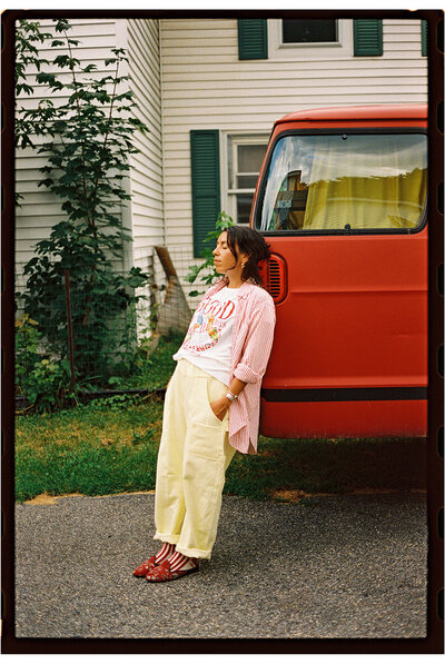 couples photoshoot in front of a vintage car