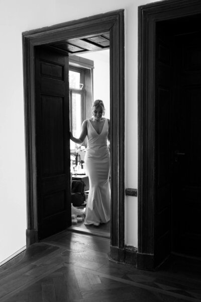 Getting ready van bruid vastgelegd door trouwfotograaf Linda Photography