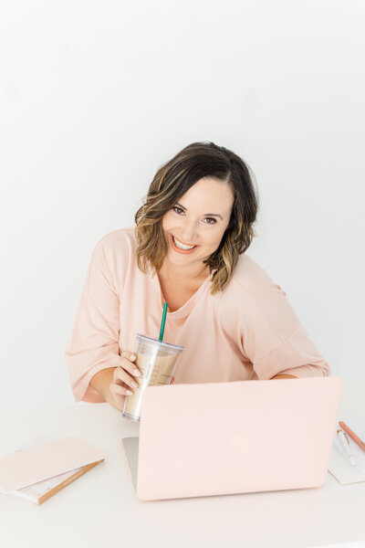 Lindsey Tyler Desk Headshots