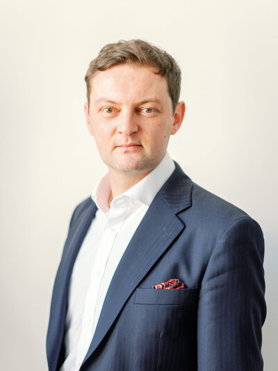 Portrait Avocat Bordeaux fond beige Studio