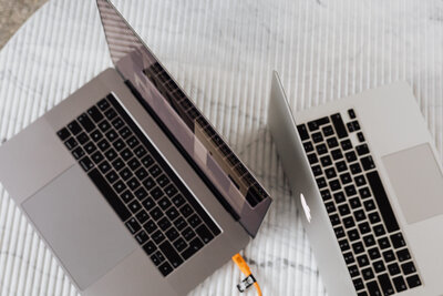 image de deux ordinateurs