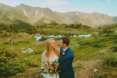 couple eloping in breckenridge colorado
