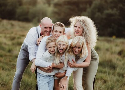 Gezin tijdens familiefotoshoot in bos vastgelegd door fotograaf Danielle Jentjens uit Eindhoven, Noord-Brabant