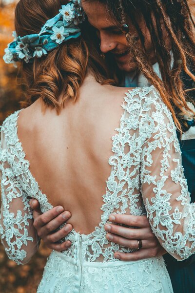 Surfer bruidspaar tijdens een loveshoot. 