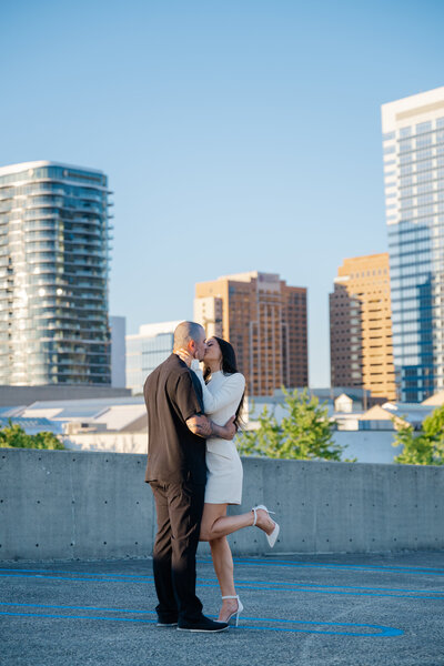 couple kissing seattle park