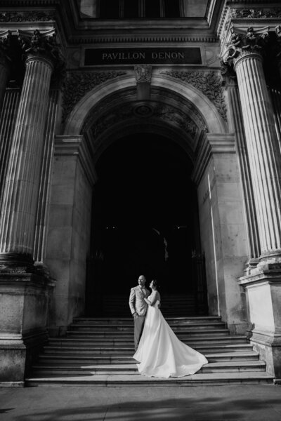 Couple eloping in Paris at the Louvre