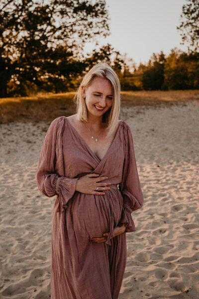 zwangerschapsshoot tijdens golden hour 