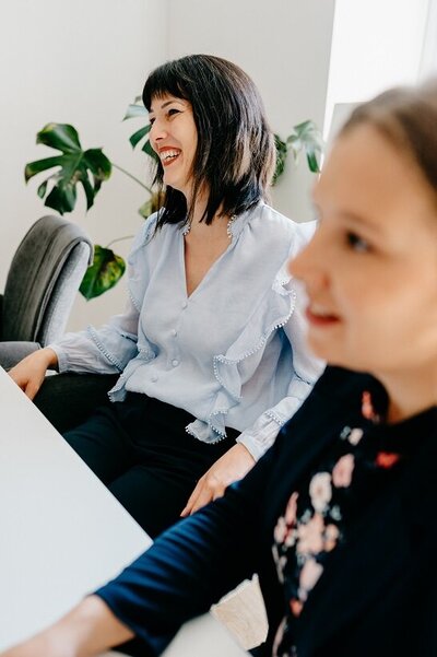 Anwältin für Arbeitsrecht und Sozialrecht sitzt am Schreibtisch