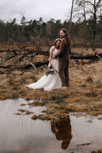 Trouwfotograaf Melissa Boer legt op een elegante manier echte momenten vast tijdens een romantische bruiloft in het bos in Klarenbeek.