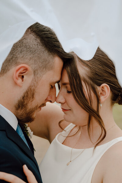 elopement photography bride and groom kissing