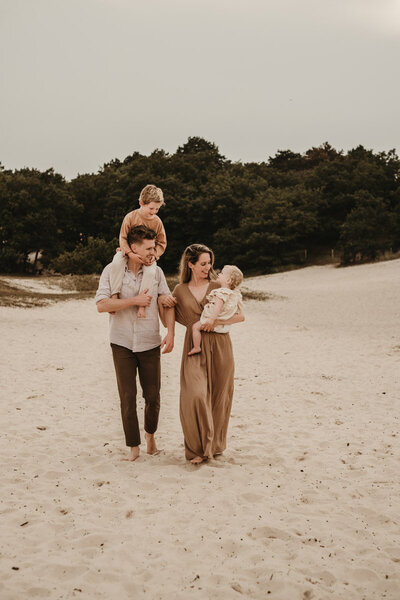 gezin wandelend op een zandvlakte