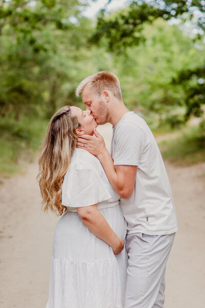 Zwangerschapsshoot Haarlem en Zandvoort – portret van zwangere vrouw in natuurlijk licht
