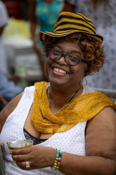 Portrait de femme haïtienne avec chapeau et foulard Jaune