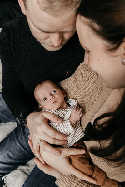 Warme foto van ouders met newborn baby