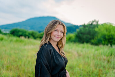 Girl leans on a table outside a restaurant in downtown Chattanooga.