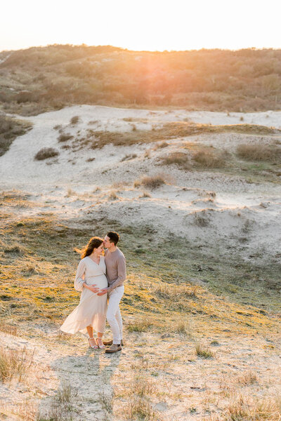 Zwangerschapsshoot bij golden hour bij Wassenaarse Slag