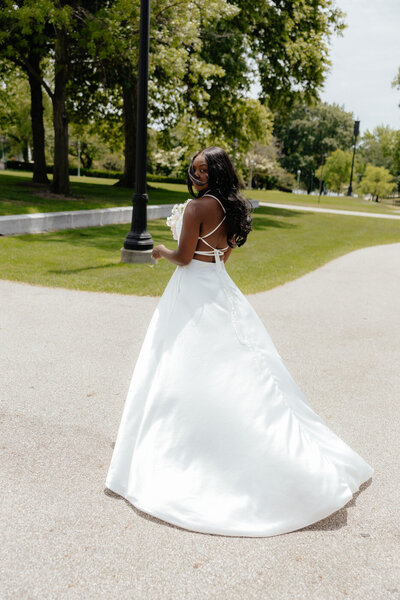 Bride portrait posing at Cleveland Museum of Art. 