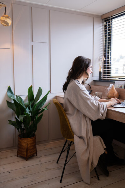 Vrouw aan het werk in thuiskantoor