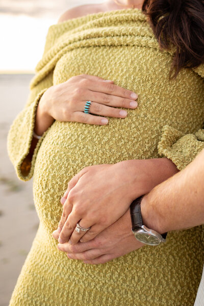 intimate-maternity-moment-luxury-photography