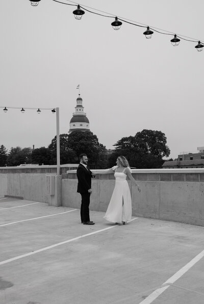 maryland couple dancing in front of the annapolis capitol building