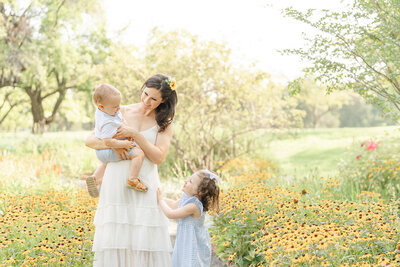 mom playing with kids at a garden during Chantilly, Virginia family session