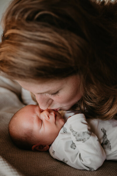 moeder en baby tijdens newbornshoot