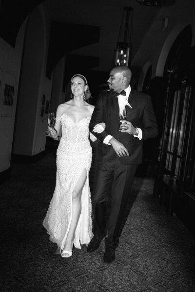 Les mariés déambulent avec complicité dans les corridors du Manoir Richelieu, dans une photo moderne et stylisée au look éditorial, inspirée des tendances actuelles sur Instagram