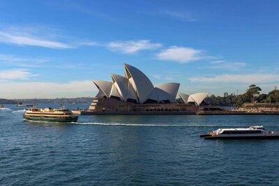 Sydney Opera House with a ferry and a catamaran crossing Sydney Harbour in Sydney, Australia ©Stephanie Dosch | theViatrix Luxury Travel
