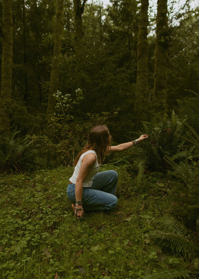 Corvallis, Oregon senior portrait on hillside