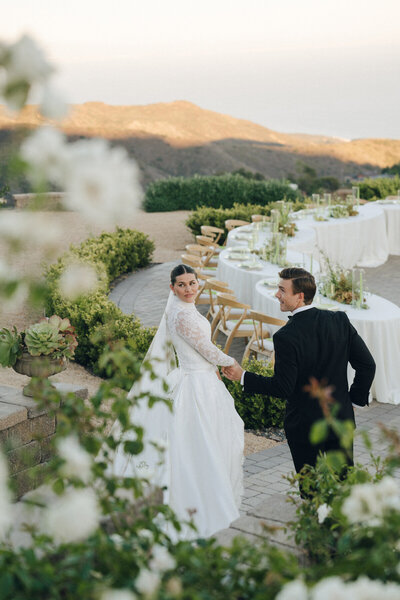 Hawaii wedding photographer captures scenic outdoor ceremony