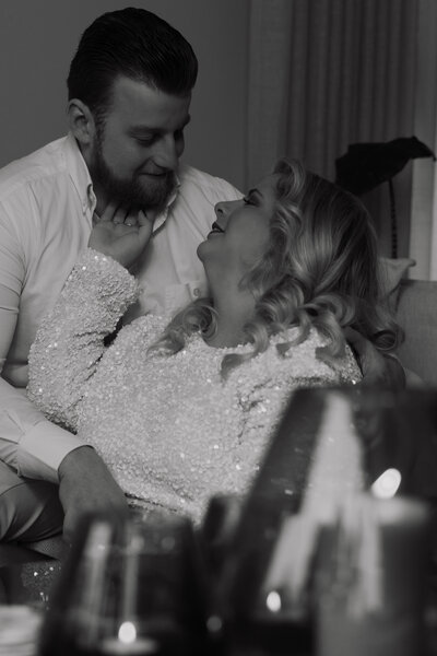  Een man en vrouw zitten samen op een bank, genietend van elkaars gezelschap in een gezellige omgeving.